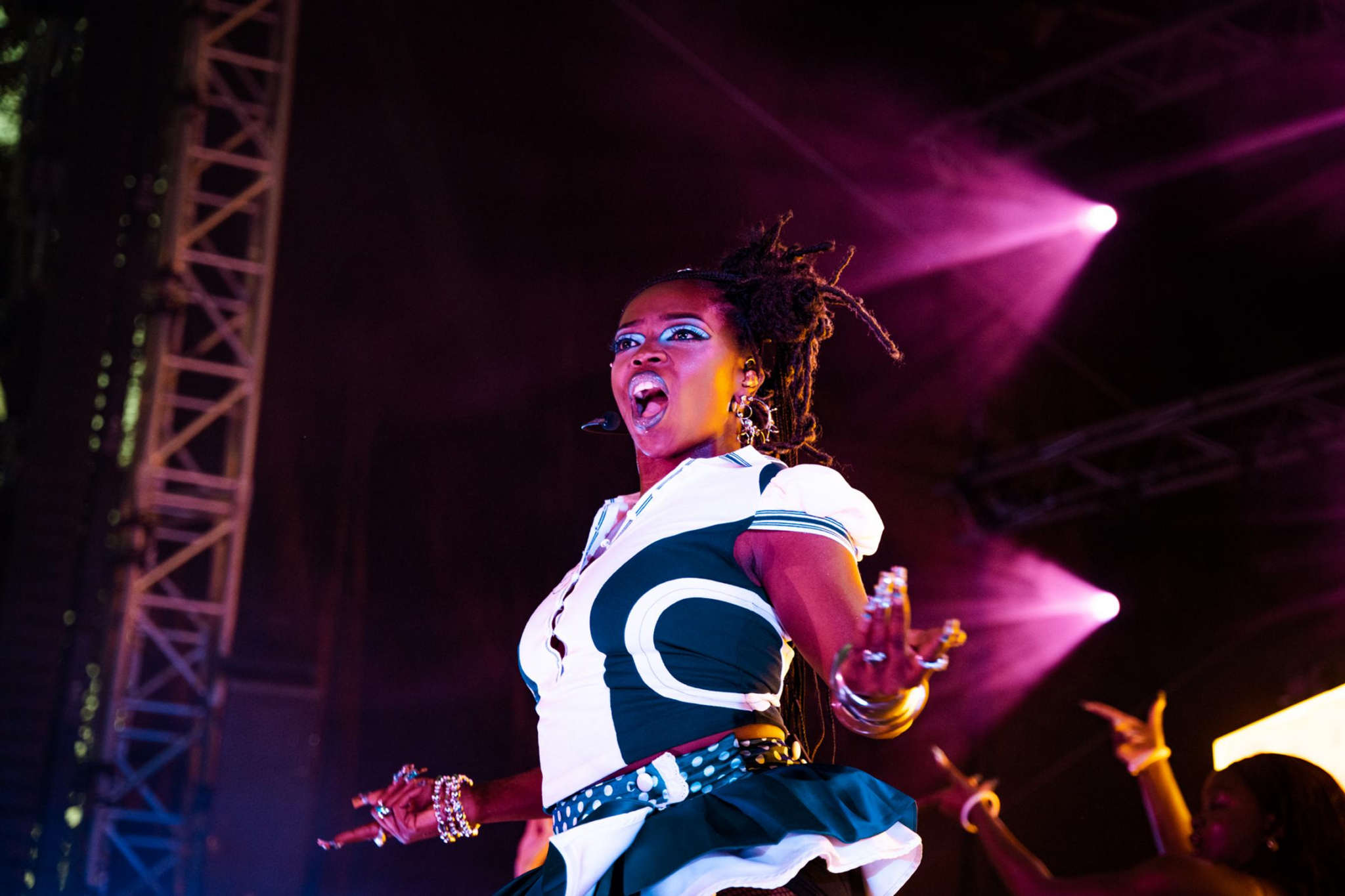 Theodora Ph nom ne Pop Pourquoi Cette Artiste merveille En 2025 LE 